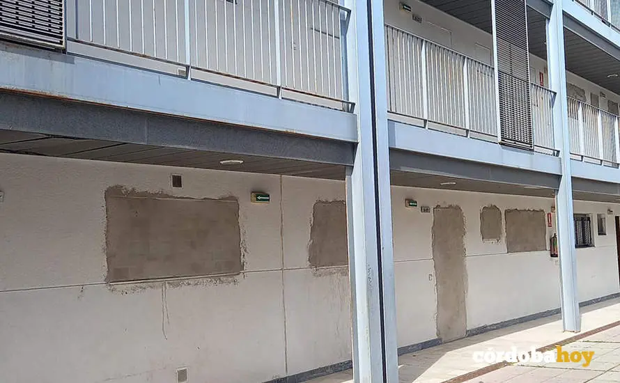 Viviendas sociales de la Junta cerradas y Tapiadas en el 45 de la calle Acera del R&iacute;o