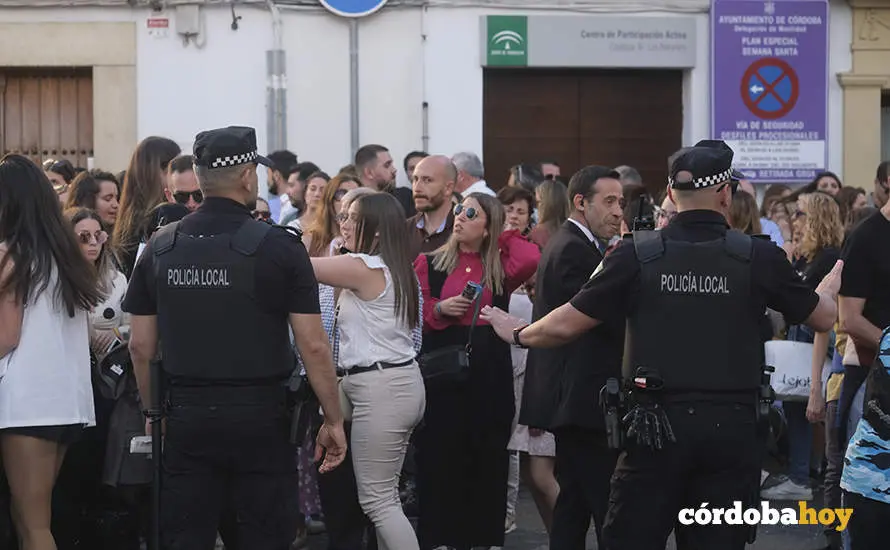 Polic&iacute;a Local controlando la Semana Santa de C&oacute;rdoba el Domingo de Ramos de 2023