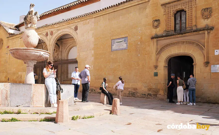 Visitantes esta ma&ntilde;ana a las puertas del Museo de Bellas Artes FOTO ALWIN EKBLADH