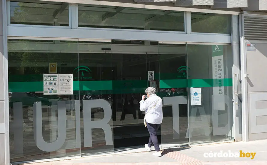 Usuario del centro de salud de Huerta de la Reina, en una imagen de archivo FOTO VICTOR ARVIDSSON