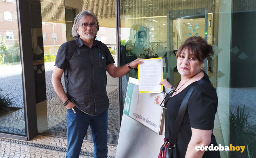 Manuel Ortega y Lourdes Martínez en el Juzgado de Guardia presentando la denuncia