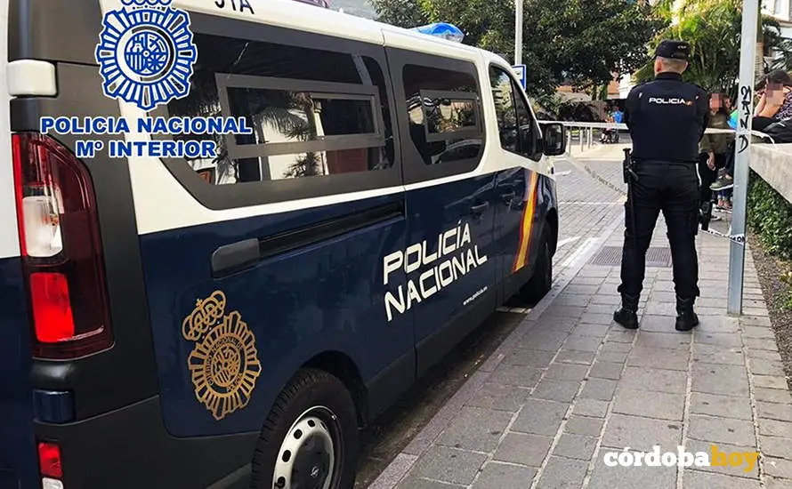 Agente de la Polic&iacute;a Nacional junto a su veh&iacute;culo