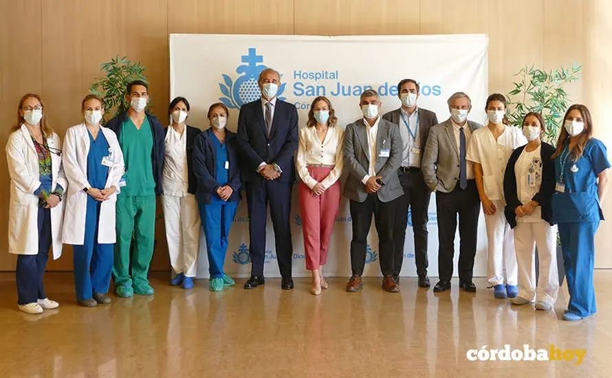 Foto de rupo tras la frma del convenio entre ambas entidades