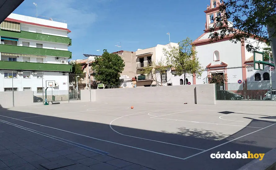 Imagen del patio de un colegio cordob&eacute;s a pleno sol y todo cemento