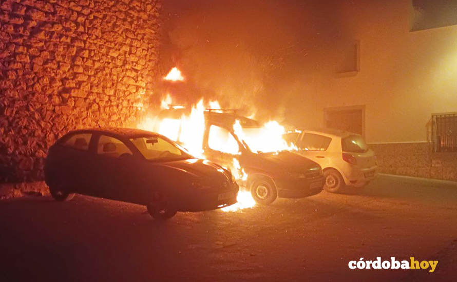 Uno de los vehículos quemados en Baena FOTO GUARDIA CIVIL DE CÓRDOBA