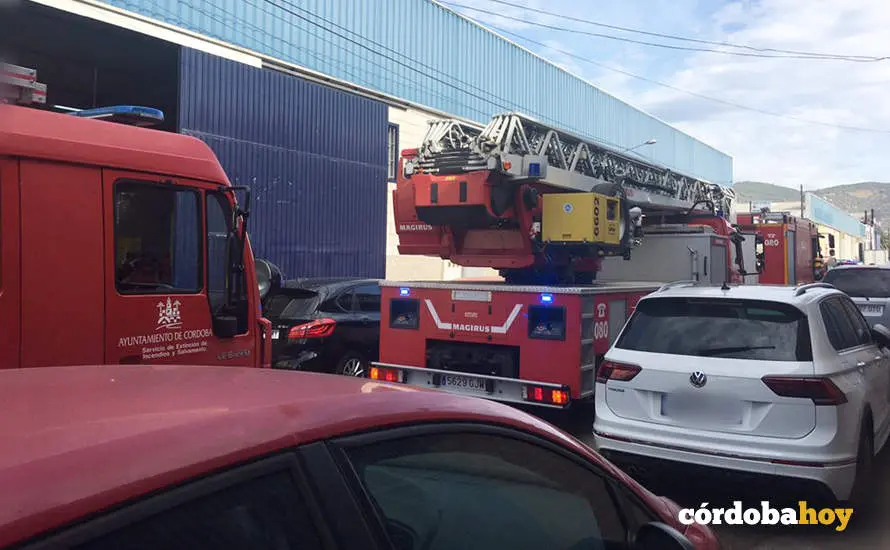 Lugar donde se ha producido el incendio con la presencia de los bomberos FOTO CORDOBAFIRE