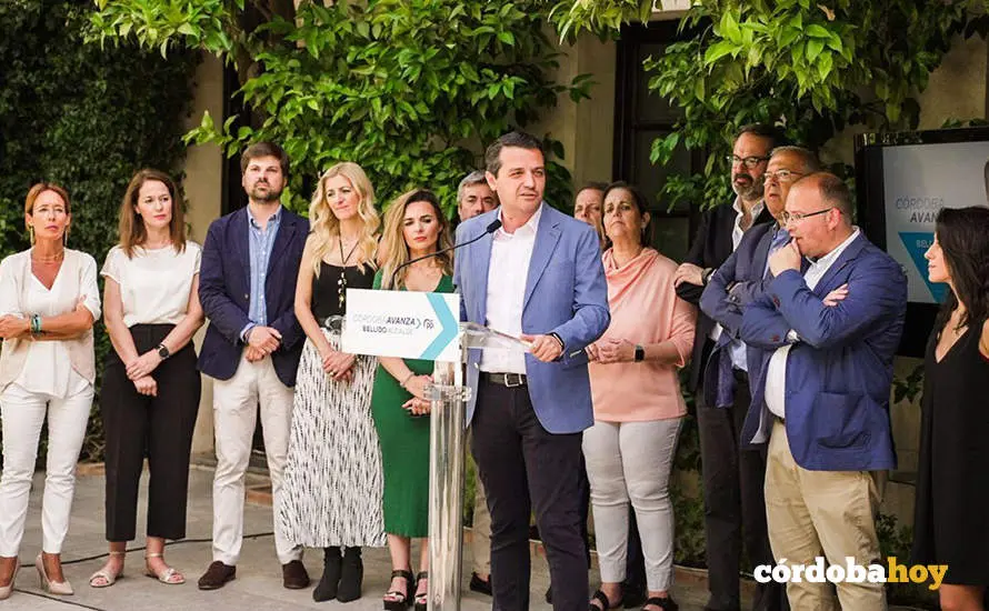 El candidato del PP a la reelecci&oacute;n como alcalde de C&oacute;rdoba, Jos&eacute; Mar&iacute;a Bellido, presenta el documento de iniciativas y propuestas para la ciudad para el 28M con su equipo, Miguel Tellado, Adolfo Molina y Juan Miguel Moreno Calder&oacute;n