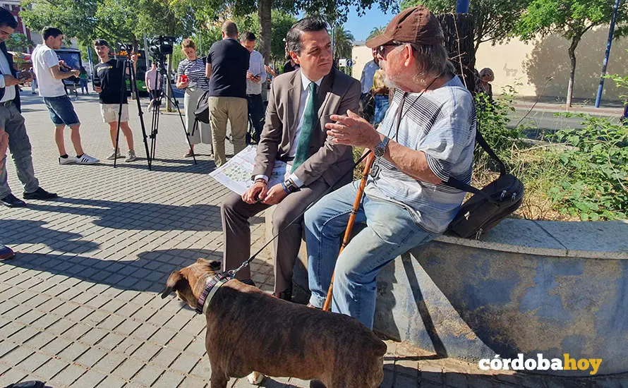 El alcalde, Jos&eacute; Mar&iacute;a Bellido, atiende a un vecino del Distrito de Levante