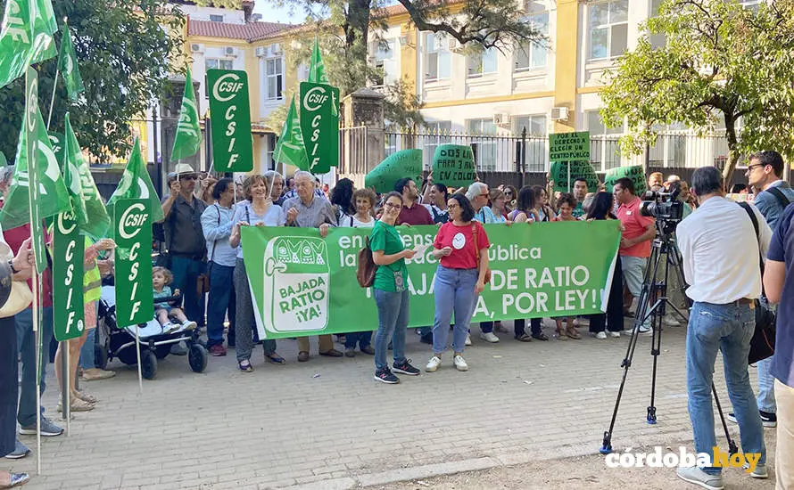 Concentraci&oacute;n a las puertas de Col&oacute;n para que le devuelvan la segunda l&iacute;nea de Infantil 3 a&ntilde;os