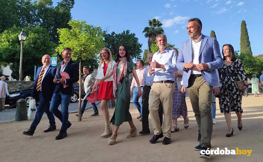 In&eacute;s Arrimadas con Andr&eacute;s Reche, Jes&uacute;s Lupi&aacute;&ntilde;ez e integrantes de la candidatura de Cs en C&oacute;rdoba
