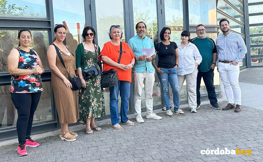 Miembros de Hacemos Córdoba a las puertas del centro cívico de El Higuerón