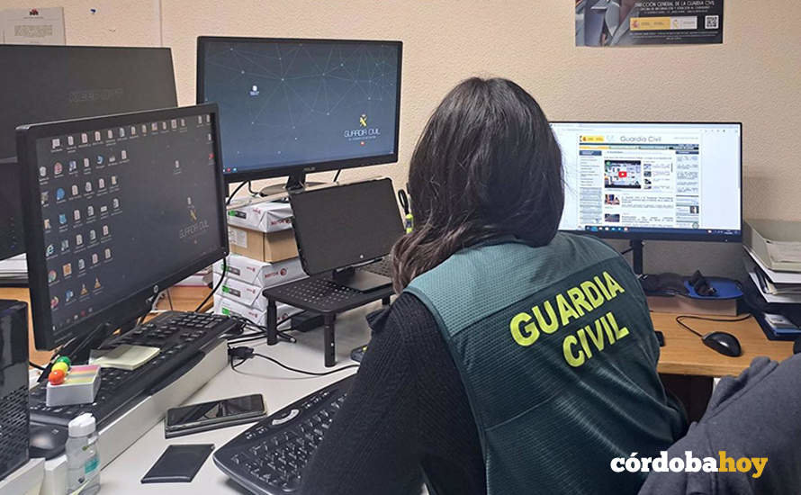 Una agente de la Guardia Civil ante sus ordenadores de trabajo