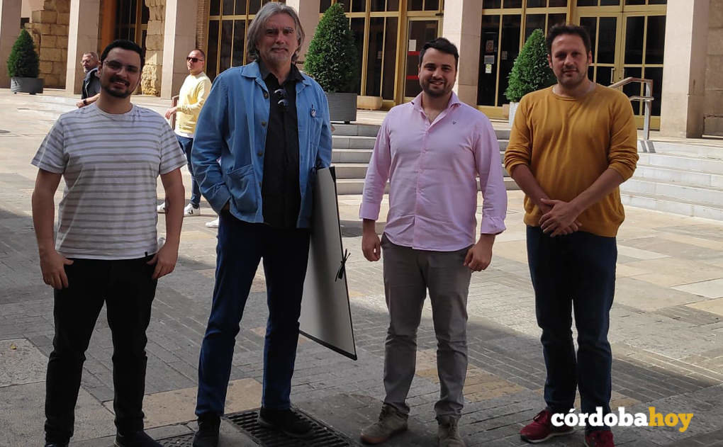 Miembros de Andalucía Entre Tod@s, con Manuel Ortega (segundo por la izquierda), ante el Ayuntamiento