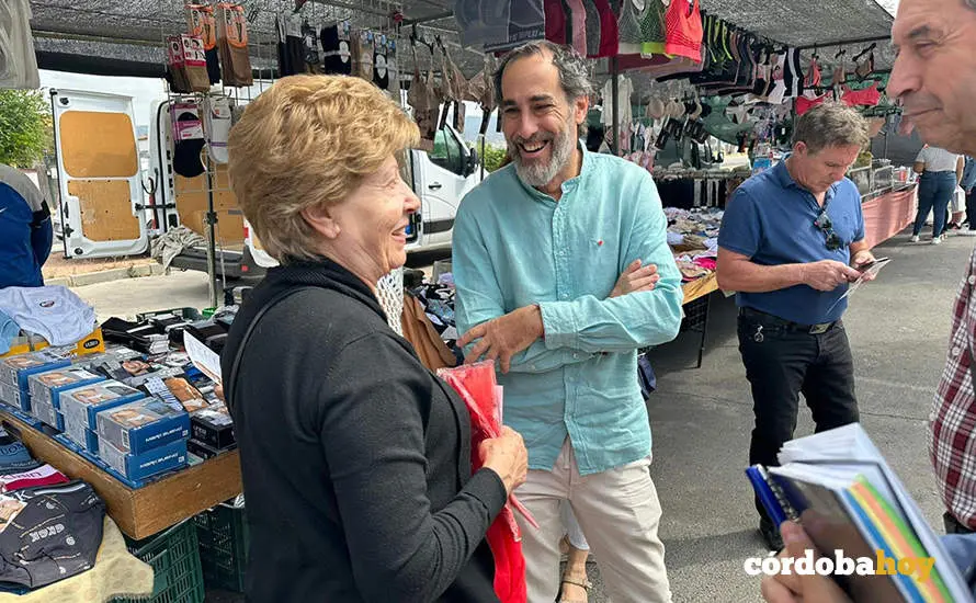 Juan Hidalgo en un mercadillo