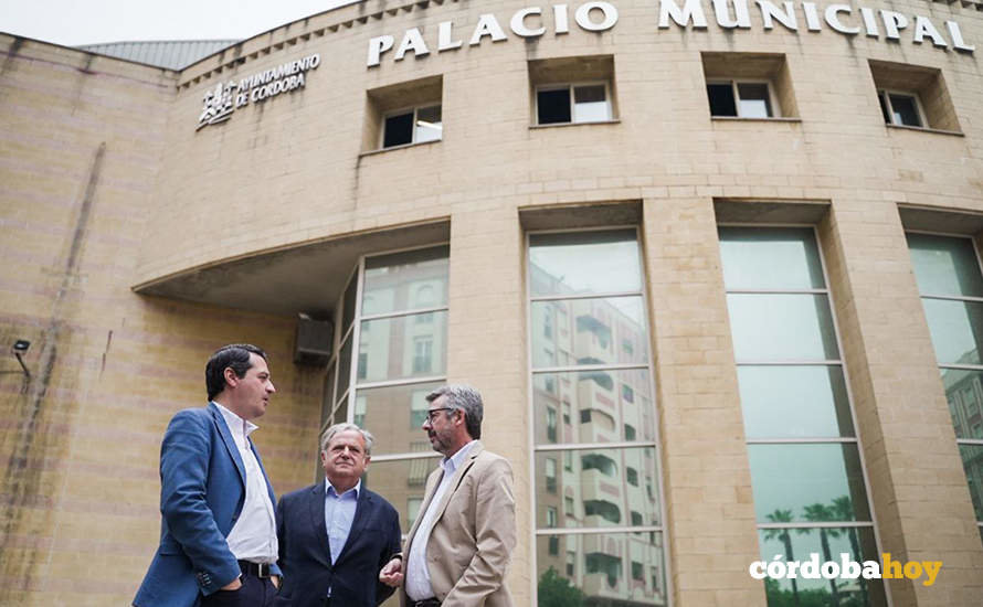 José María Bellido, Salvador Fuentes y Miguel Ángel Torrico delante del pabellón Vista Alegre FOTO MIGUEL ÁNGEL LEÓN