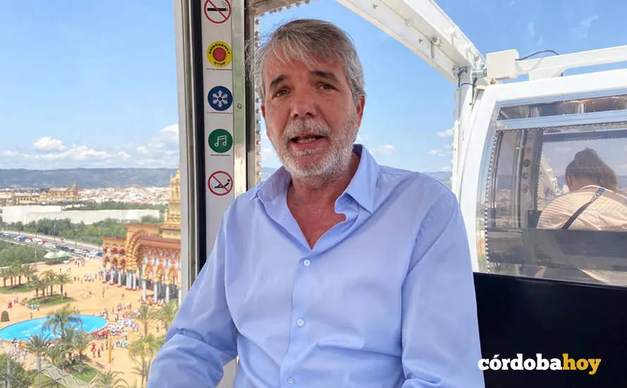 Jes&uacute;s Lupi&aacute;&ntilde;ez en la Noria, con la ciudad de C&oacute;rdoba al fondo