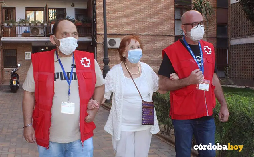 Voluntarios de Cruz Roja acompa&ntilde;an a una mujer