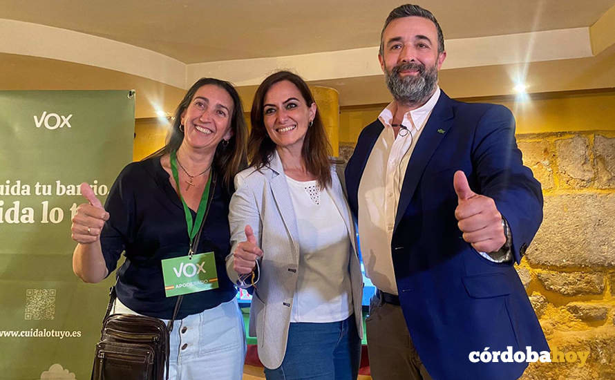 Rafael Saco con Yolanda Almagro y Paula Badanelli, los tres ediles de Vox en el Ayuntamiento de Córdoba en el mandato 2023-2027