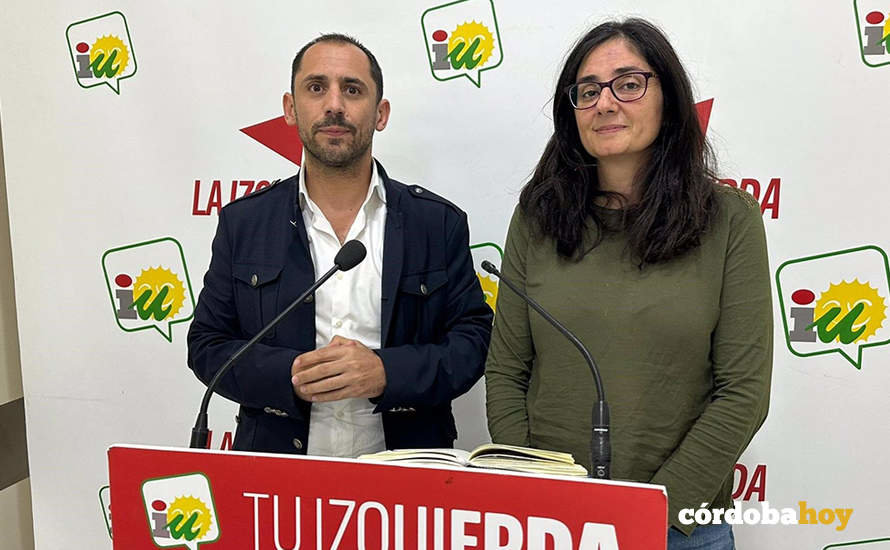 El coordinador provincial de IU en Córdoba, Sebastián Pérez, ante el análisis de resultados, junto a Carmen María Ruiz