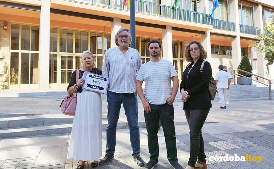 Miembros de Andalucía Entre Tod@s a las puertas del Ayuntamiento