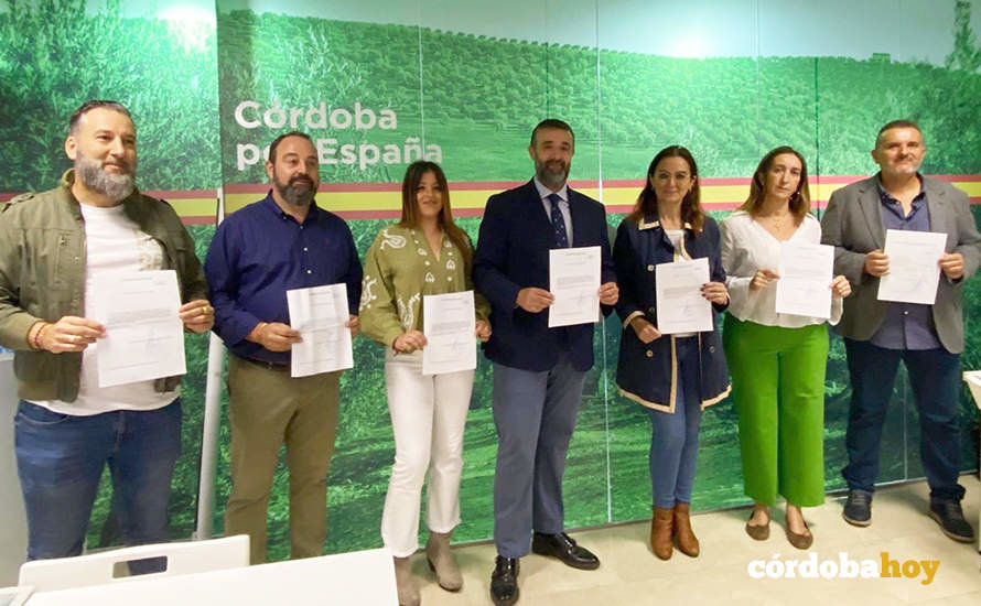 Rafael Saco con los concejales de Vox elegidos por el partido judicial de Córdoba