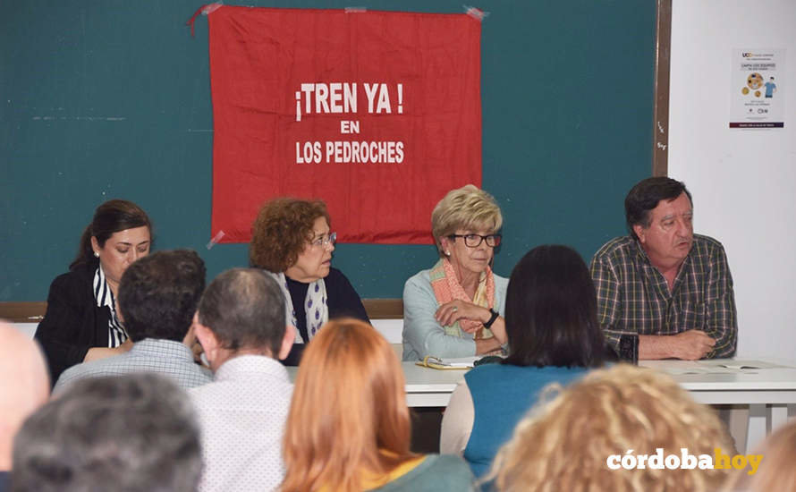 Un momento de la asamblea de la plataforma 'Qué pare el tren en Los Pedroches' reunida en Villanueva de Córdoba