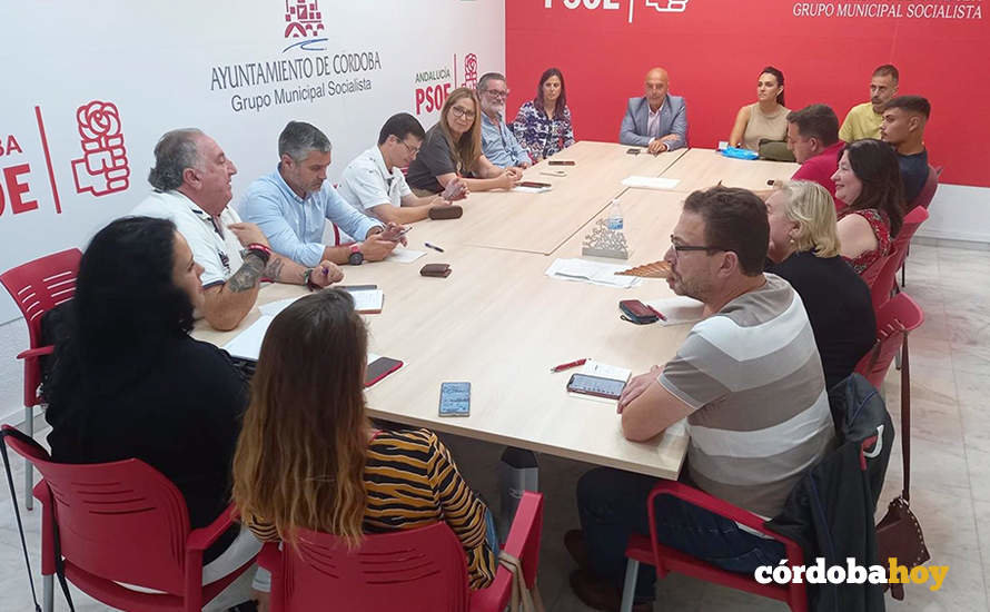Hurtado (al fondo), en la reunión con ediles electos y miembros de la candidatura del PSOE para el 28M en Córdoba que él encabezó