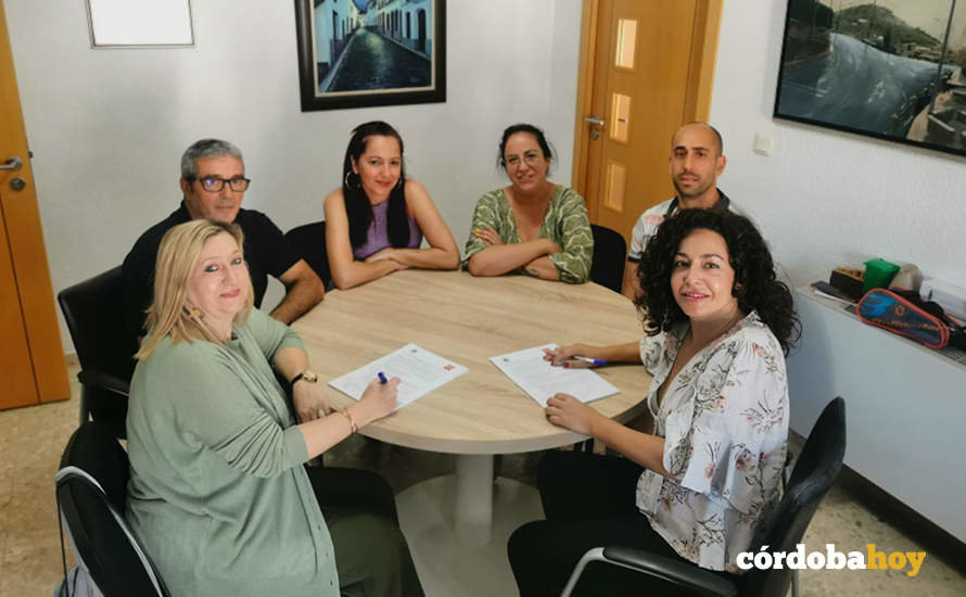 Firma del acuerdo entre El Alcornorque y el PSOE en Villaviciosa