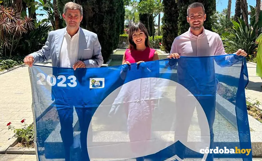 Ram&oacute;n Hern&aacute;ndez, Beatriz Delis y Rafa Aguilera recogen la Bandera Azul para la Playa de La Bre&ntilde;a