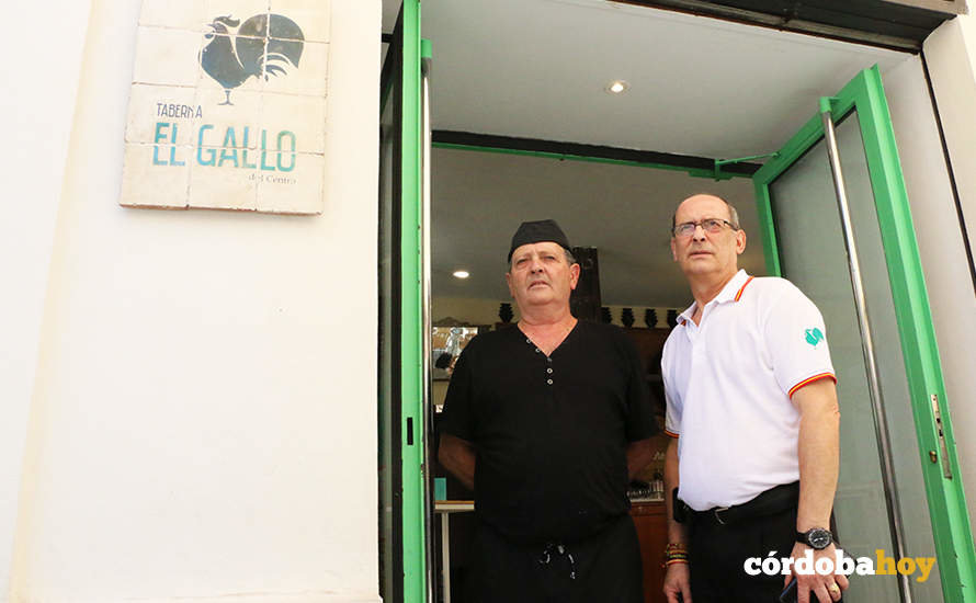 Juan y Pepe, dos 'históricos' de la Taberna El Gallo de Córdoba