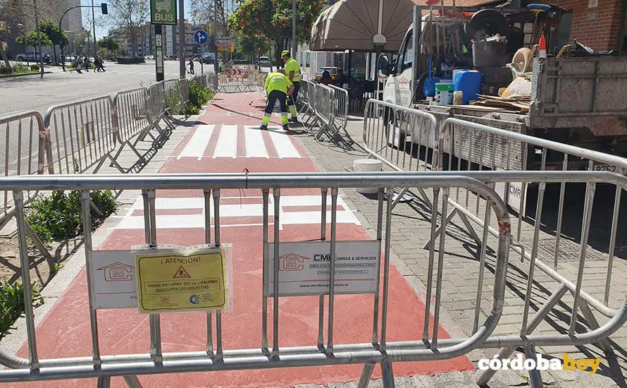 Ejecuci&oacute;n de carriles-bici en la capital cordobesa, en una imagen de archivo