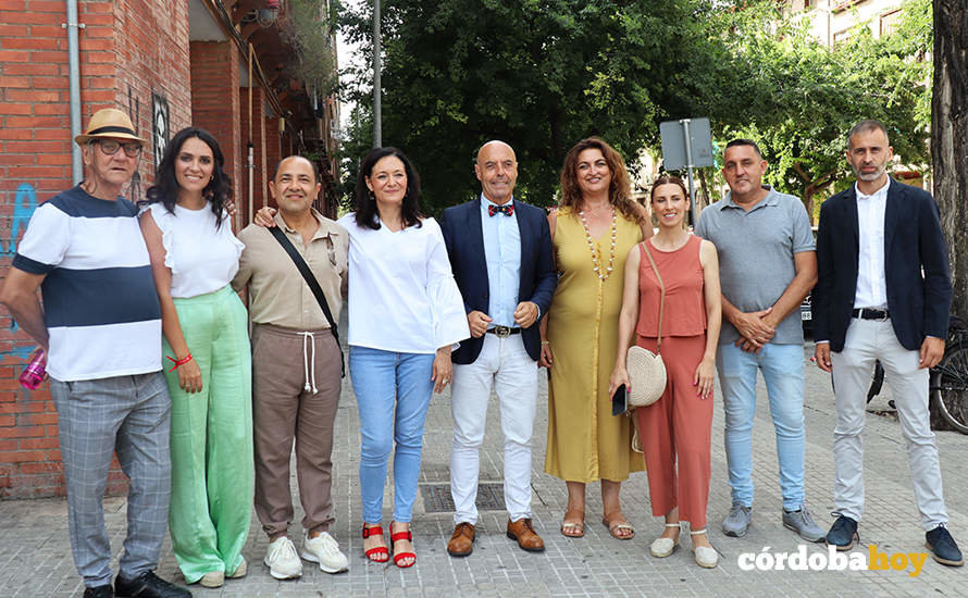 Vaqrios miembros del PSOE cordobés han estado en el barrio de Las Moreras con vecinos y colectivos