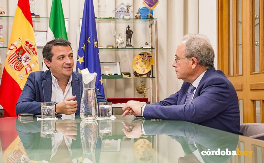 El alcalde, Jos&eacute; Mar&iacute;a Bellido, conversa con Antonio D&iacute;az, presidente de CECO
