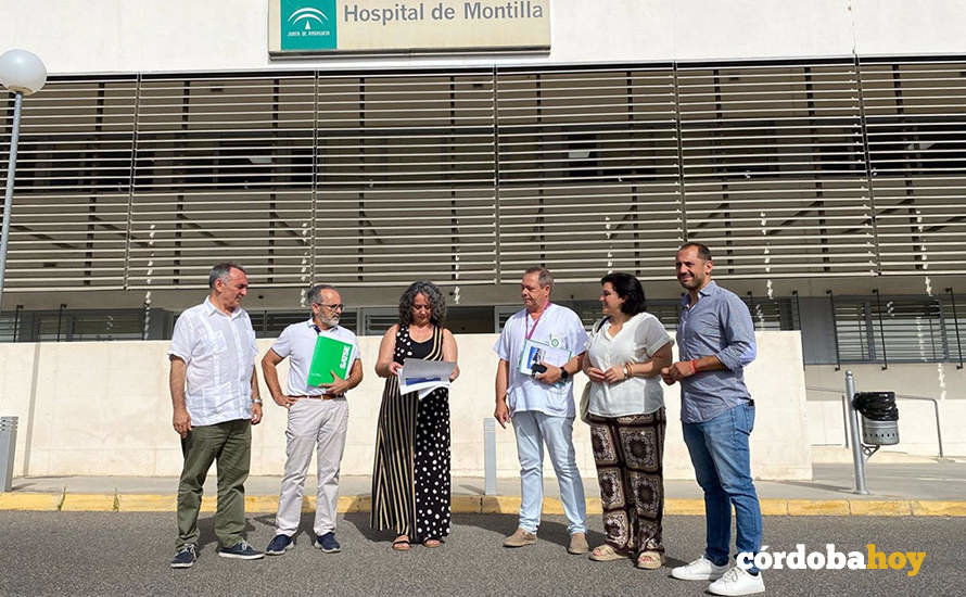 El candidato número uno de Sumar al Congreso de los Diputados por Córdoba, Enrique Santiago (primero por la izquierda), ante el Hospital de Montilla