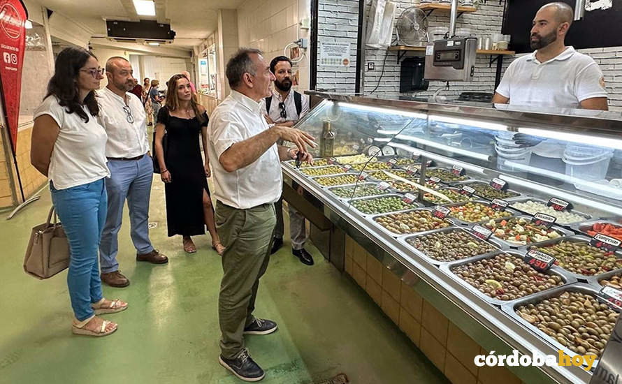 Enrique Santiago en su visita al Mercado del Marrubial