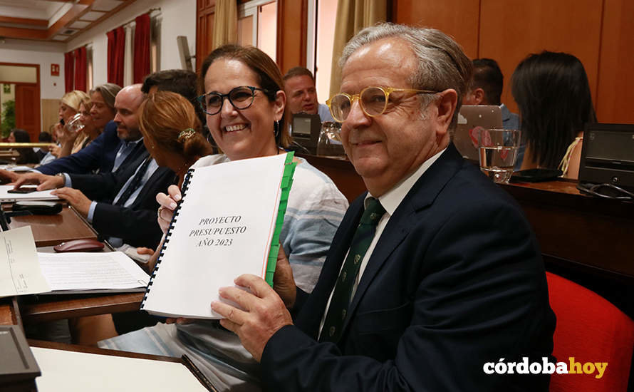 Blanca Torrent y Salvador Fuentes con el proyecto de Presupuesto de 2023 FOTO RAFA MELLADO SENIOR