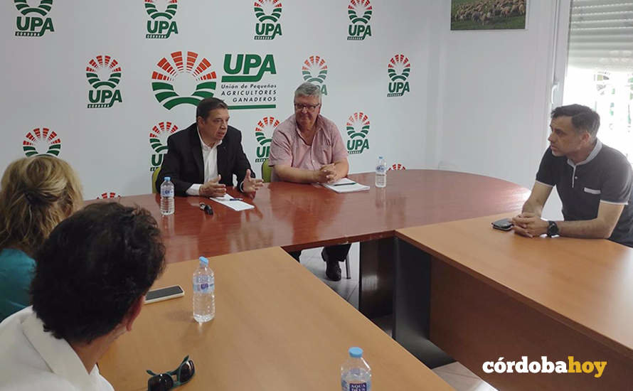 Luis Planas y Miguel Cobos en la reunión con la Unión de Pequeños Agricultores y Ganaderos de Córdoba