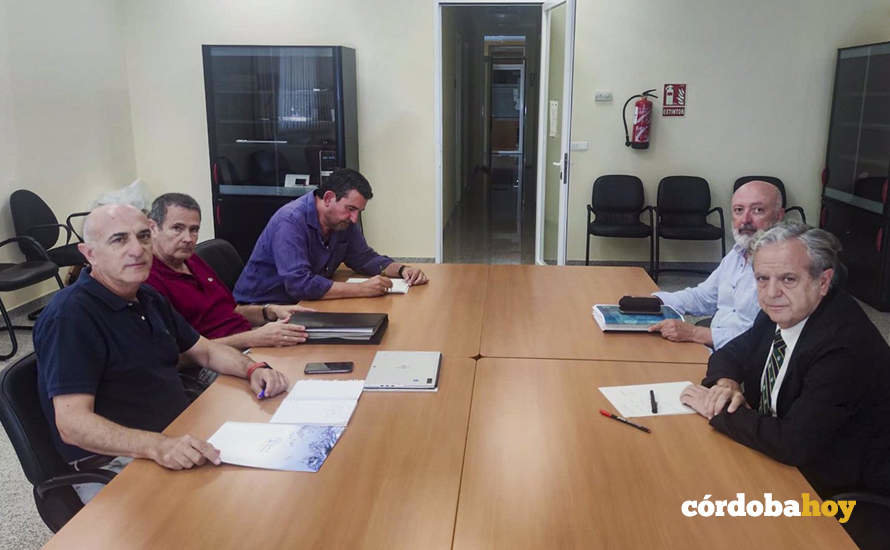 El presidente de la Diputación de Córdoba, Salvador Fuentes (dcha.), en su reunión con la Confederación Hidrográfica del Guadiana