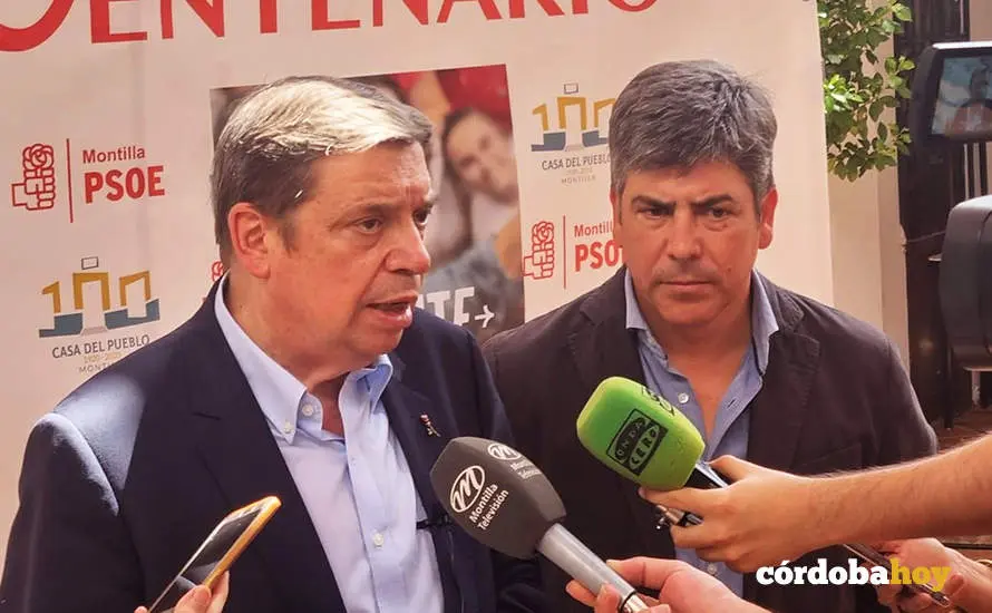 Luis Planas, junto a Rafael Llamas, atiende a los medios en Montilla