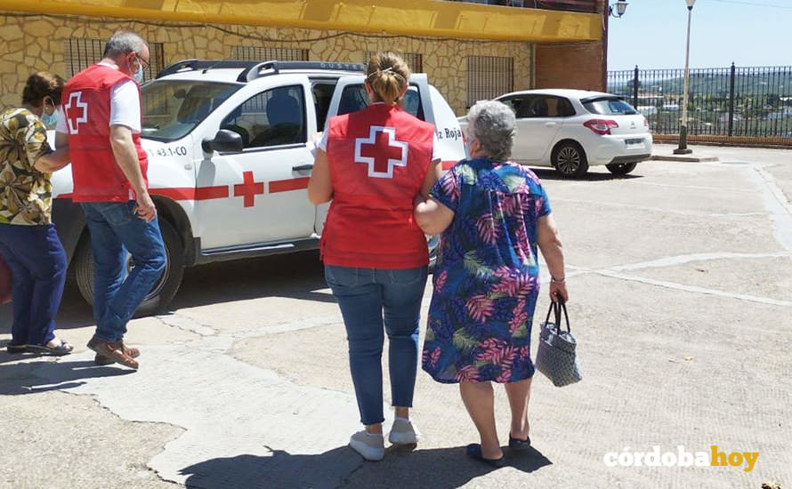 Voluntarios de Cruz Roja llevan a votar a personas mayores