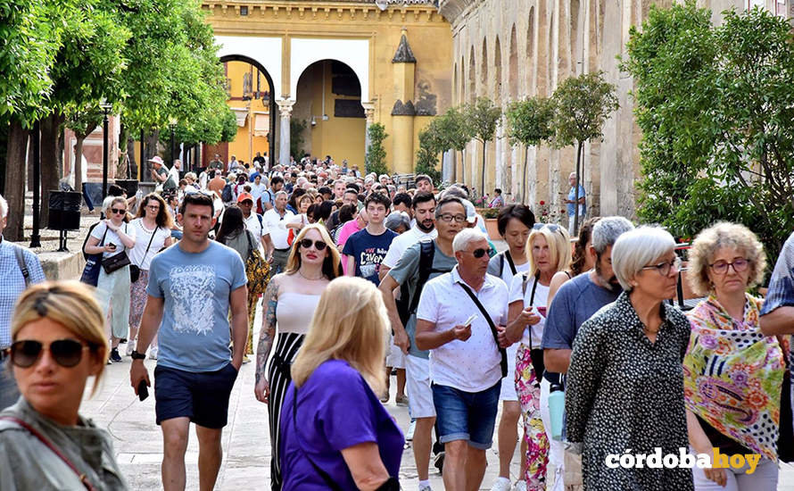 Turistas en el Patio de los Naranjos de la Mezquita-Catedral de Córdoba