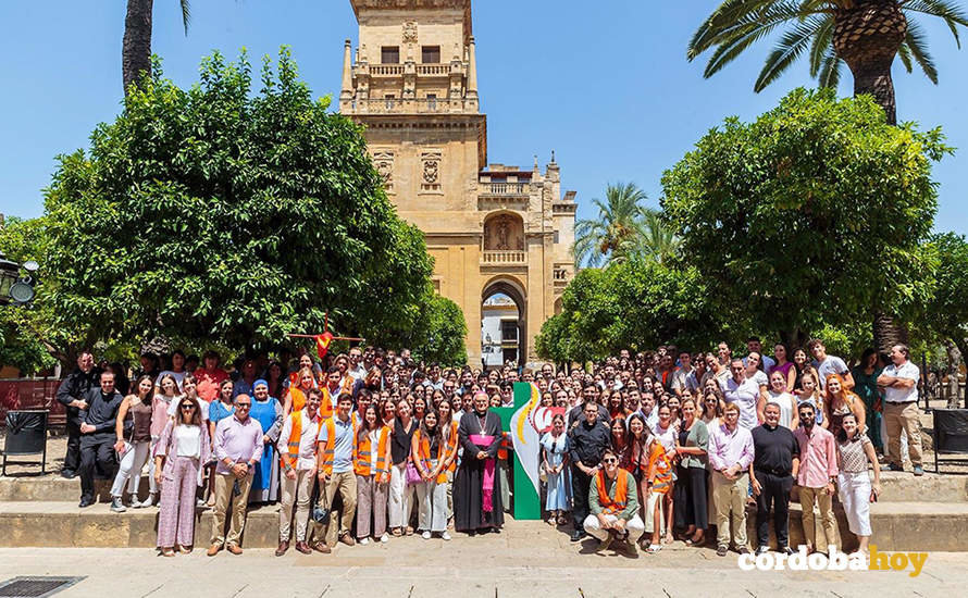 El obispo (centro), con decenas de jóvenes peregrinos que acudirán a la JMJ en Lisboa en la Mezquita