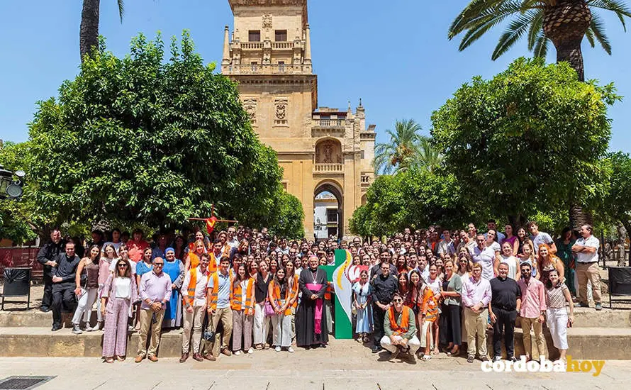 El obispo (centro), con decenas de j&oacute;venes peregrinos que acudir&aacute;n a la JMJ en Lisboa en la Mezquita
