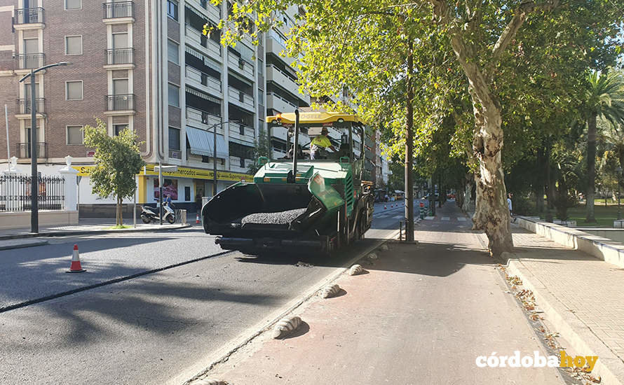 Obras de mejora el asfalto en la Avenida de Cervantes de Córdoba
