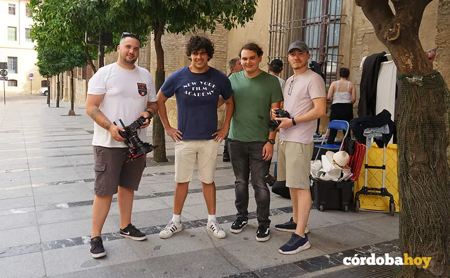 Cineastas cordobeses rodando en el entorno de la Mezquita-Catedral en plena ola de calor