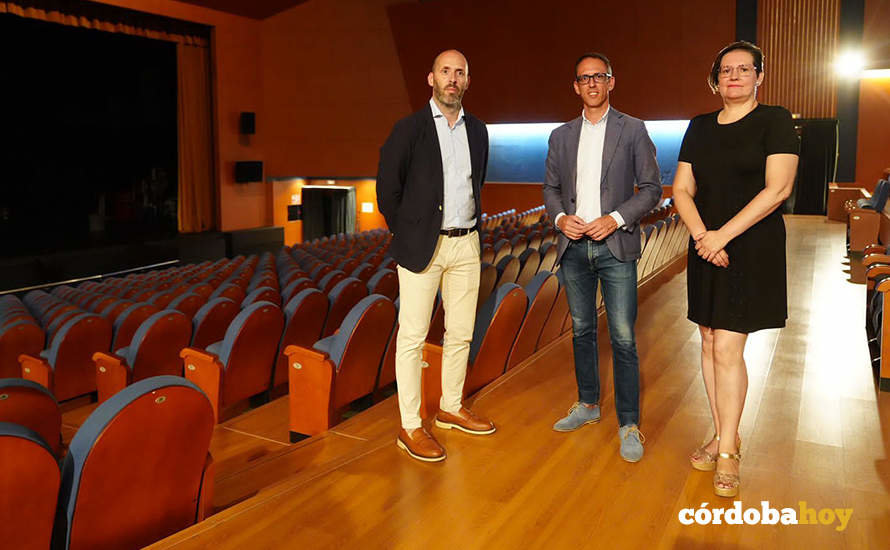 El delegado de Turismo, Cultura y Deporte, Eduardo Lucena (izquierda), en el teatro de Pozoblanco