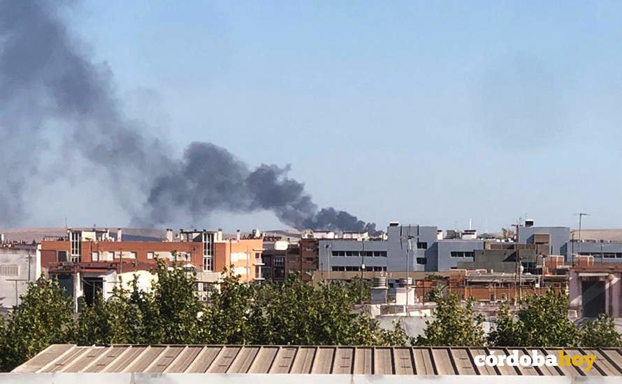 El incendio en la carretera de Granada fue visible desde muchos puntos de la capital
