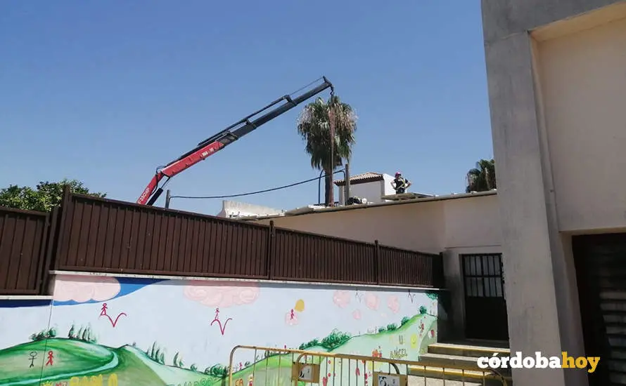 Retirada de amianto en un centro escolar en 2023, en una imagen de archivo