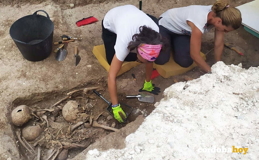 Trabajos de exhumación e identificación de las fosas comunes del Cementerio Municipal de San José de Cabra