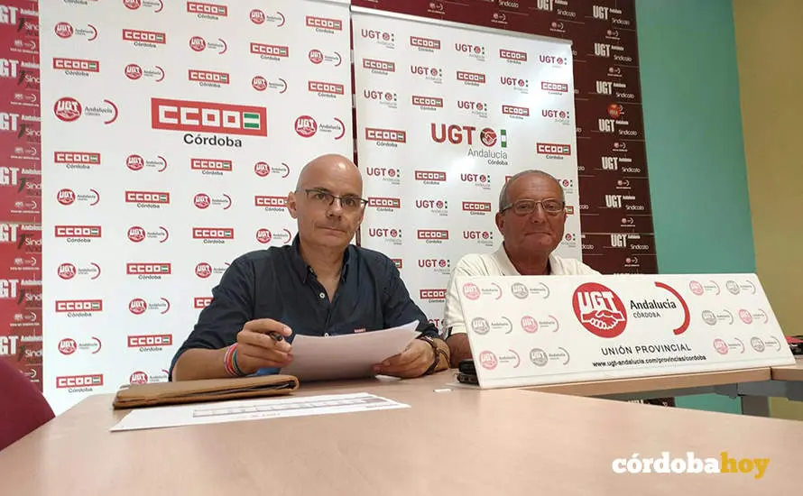 Los responsables de Salud Laboral de CCOO y UGT de C&oacute;rdoba, Aurelio Mart&iacute;n y Jaime Sarmiento, en rueda de prensa
